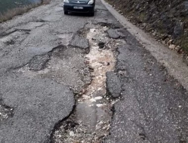 Ναυπακτία: Κατεστραμμένος δρόμος κρατά μαθητές μακριά απο το σχολείο